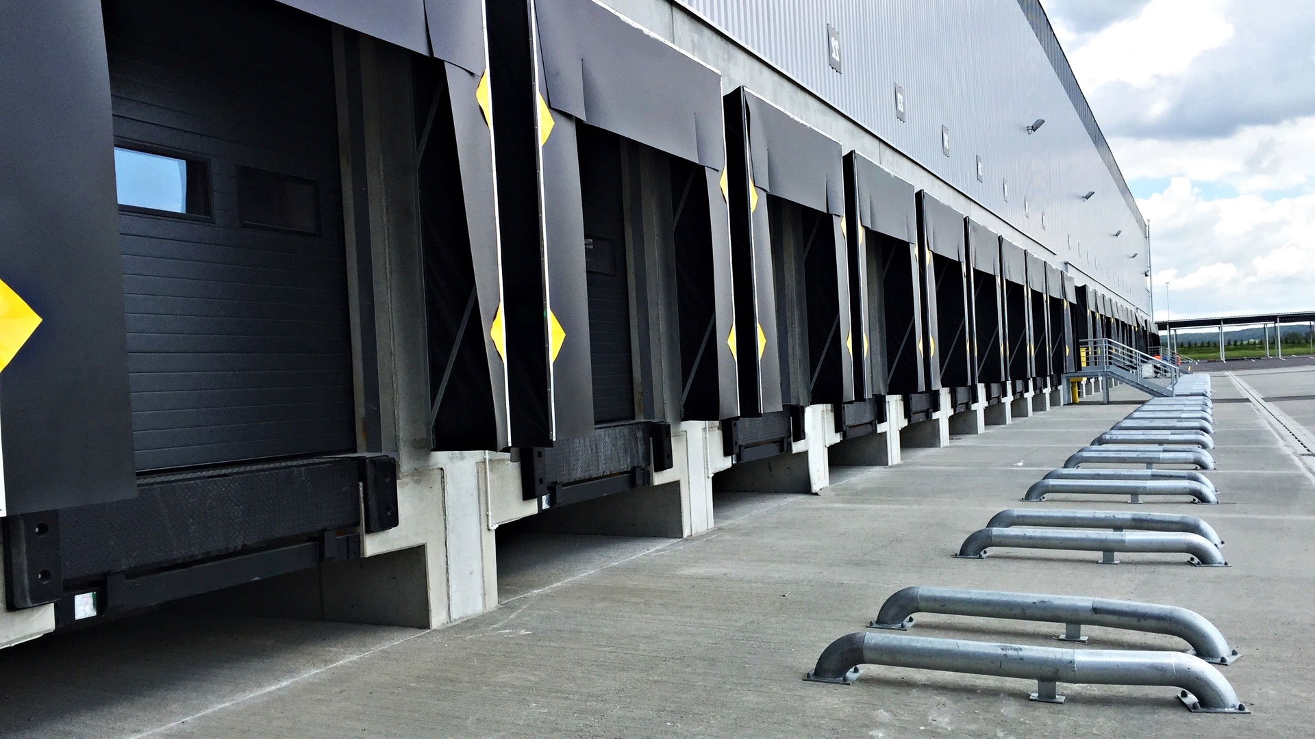 Mechanical vs Inflatable Dock Shelters – Key Differences and Applications